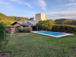 拉库布蕾Casa El Drago的一个带游泳池和房子的后院
