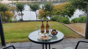LewishamLewi Waters的一张桌子,上面放有啤酒瓶和一碗水果