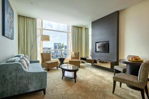 马六甲惠勝酒店的客厅配有沙发和桌子