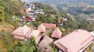 巴纳韦Baleh Boble Guesthouse的山上村庄的空中景观