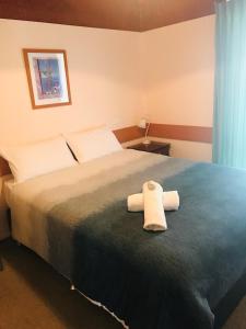 灯塔海滩度假村酒店客房内的一张或多张床位