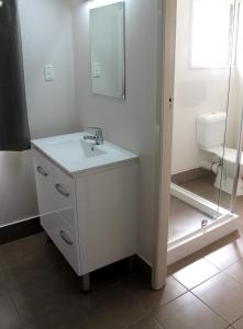 埃默拉尔德莫泰707汽车旅馆的白色的浴室设有水槽和卫生间。
