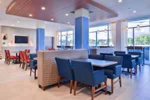 Holiday Inn Express & Suites - Mall of America - MSP Airport, an IHG Hotel餐厅或其他用餐的地方