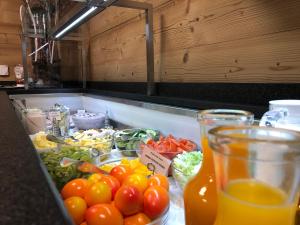 因特拉肯Hotel Crystal Interlaken的厨房柜台,有一大堆水果和蔬菜