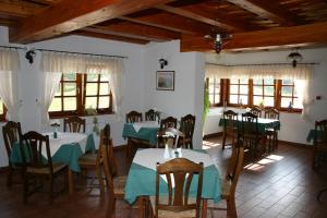 维斯普雷姆卡达塔住宿加早餐旅馆的用餐室设有桌椅和窗户。