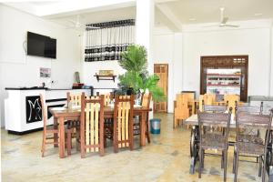 亭可马里Mallika Resort的一间带桌椅的用餐室