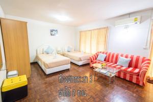 港生Baan Rug Nam Sai的客厅配有沙发和1张床