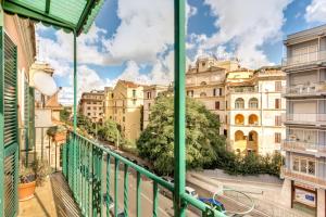 罗马圣乔瓦尼RR公寓的阳台享有建筑景观。
