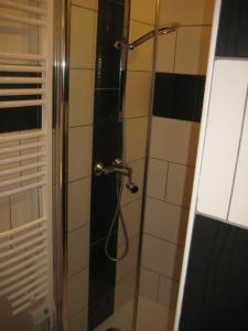 圣迪耶jujuouragan的浴室里设有玻璃门淋浴