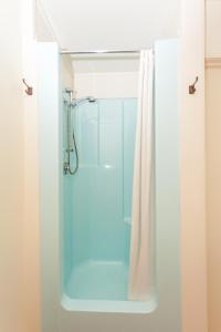 凯里凯里凯里凯里阁汽车旅馆的带淋浴的浴室和玻璃门