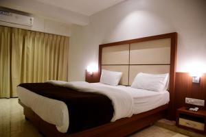 Hotel Monarch Center Point near Dahanu Beach, Bordi客房内的一张或多张床位