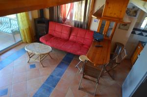 马尔马里Villa Sofia的客厅配有红色的沙发和椅子