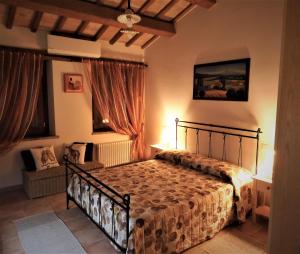 CupramontanaQuelli del Picchio的一间卧室配有一张床和一张沙发