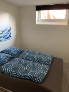 维泽桑讷Surf Apartment Stormgade的床上有蓝色和白色的毯子