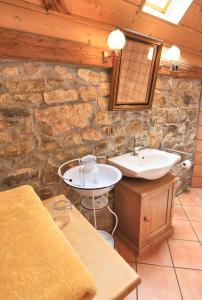 Bermersheim威戈吾毕就地那的石质浴室设有水槽和镜子