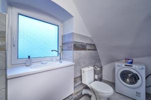 班斯卡-比斯特里察Apartmán BB centrum的一间带卫生间、水槽和窗户的浴室