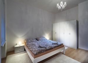班斯卡-比斯特里察Apartmán BB centrum的一间卧室配有一张床和一个吊灯