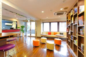东京MYSTAYS 浅草酒店的图书馆配有桌椅和沙发