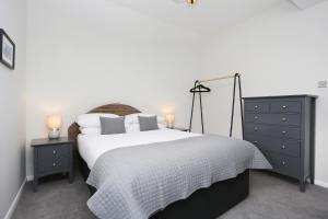 Musselburgh - Stylish 3 bed with Stunning Sea Views客房内的一张或多张床位