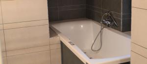 韦特拉拉Locanda Dal Sor Francesco的浴室设有带淋浴喷头的浴缸。