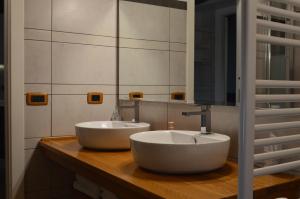韦特拉拉Locanda Dal Sor Francesco的浴室设有木制柜台上的两个白色水槽