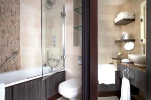 伦敦Jumeirah Lowndes London的带浴缸、卫生间和盥洗盆的浴室