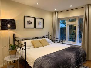 Notting Hill 3BR Townhouse with ensuite bathrooms - Ideal for families客房内的一张或多张床位
