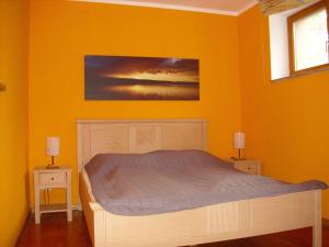 文迪施里茨Fewoamglubigsee的卧室配有一张黄色墙壁上的床