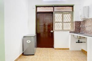 帕纳吉Vivenda Rebelo的厨房配有冰箱和棕色的门