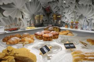 卡托利卡Hotel Esperia的面包店出售各种糕点和蛋糕
