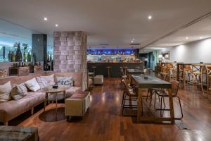 马德里索马温齐酒店的一个带沙发和桌子的大堂和一间酒吧
