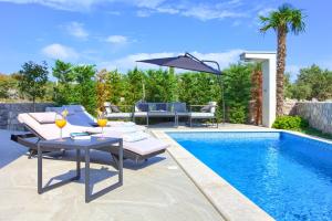 克尔克Villa ELA - Town Krk的游泳池设有庭院家具和饮料桌。