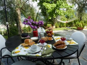 San Salvatorela gatta sul sentiero的一张黑桌,上面有早餐食品