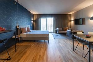 美因河畔法兰克福ipartment Frankfurt Airport的一间卧室设有一张床和一间客厅。
