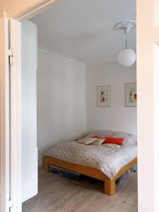 哥本哈根ApartmentInCopenhagen Apartment 1436的一间白色客房内的床铺卧室