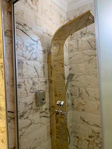 拉巴特Riad Dar El Mesk的带淋浴的浴室(带石墙)