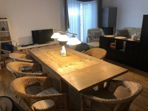 美因茨Ferienhaus Mainz的客厅配有木桌和椅子