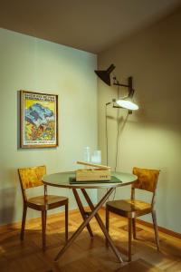 翁根Hotel Alpenruhe - Vintage Design Hotel的一间带桌子和两把椅子的用餐室