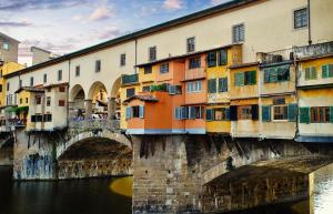 佛罗伦萨Be ONE - Ricci Collection的一座河上的桥梁,有几座建筑物