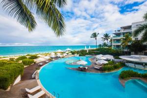 格雷斯湾棕榈特克斯凯科斯酒店的享有度假村游泳池和海滩的空中景致