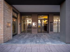 布吕尔RS-HOTEL - smart & modern Hotel Apartments的玻璃门进入大楼