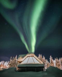 列维Northern Lights Village Levi的天空中光辉灿烂的冰屋