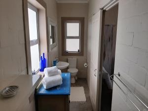 兰格班WestBed的一间带水槽和卫生间的浴室以及窗户。