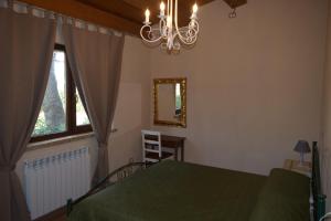 拉佩多纳马努度假屋的一间卧室配有绿色的床和镜子