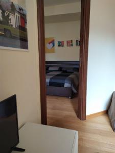 利维松多里FORT. Montagna A305的一间带镜子的卧室和一张位于客房内的床