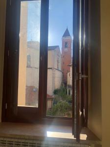 利维松多里FORT. Montagna A305的享有大楼景致的开放式窗户