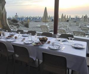 阿尔博雷阿霍尔斯会议温泉乡村度假酒店的海滩上一张带食物盘的桌子