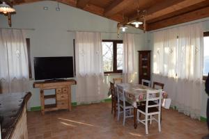 拉佩多纳马努度假屋的客厅配有电视和桌椅
