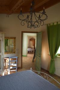 拉佩多纳马努度假屋的一间卧室配有一张床和一个吊灯