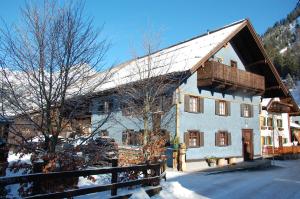 GaichtFerienhaus Alpenglück的雪上带木屋顶的大型白色房屋